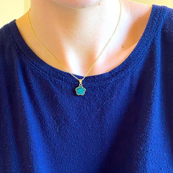 NWOT Dainty Dark Green Flower Charm Necklace - Picture 5 of 5